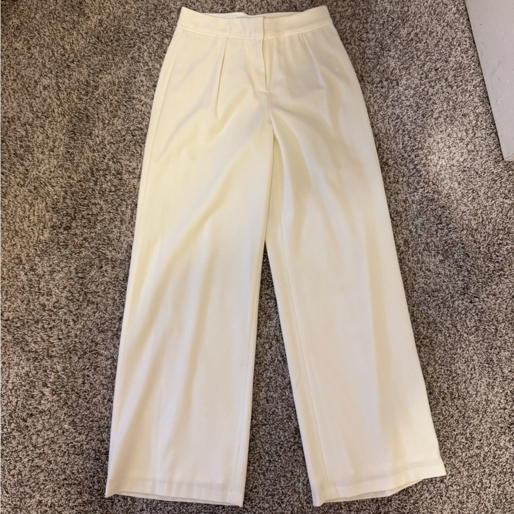 White Wide leg dress pants - size 6. Halston.